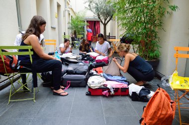 kızlar hostelde bagaj toplamak