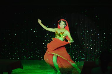 Moulin Rose Phuket kabare gösterisi