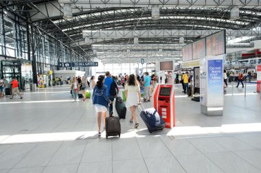 İnsanlar Prag Havaalanı