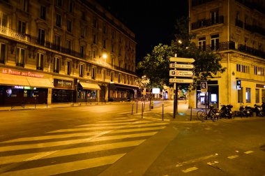 Geceleri Paris sokakları