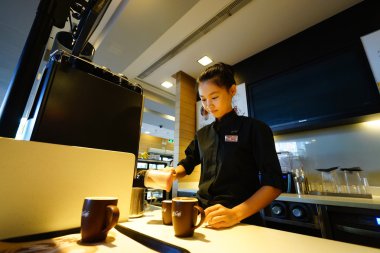 Mccafe'nın barista kahve hazırlama