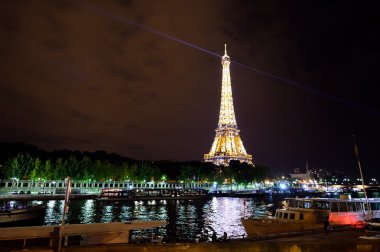 Eyfel Kulesi geceleri görüntülemek
