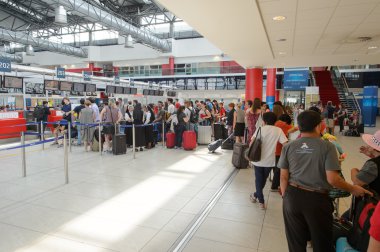 Prag Havaalanı'nda check-in