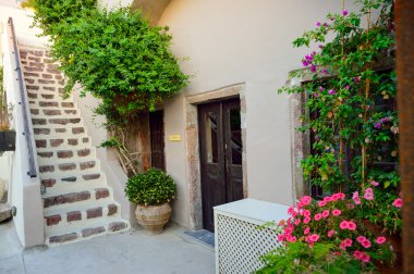Santorini adasında ev avlusu