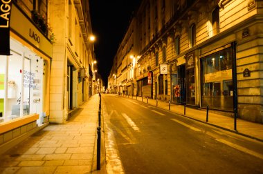 Geceleri Paris sokakları