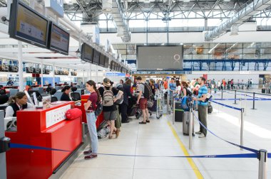 İnsanlar havaalanında iade