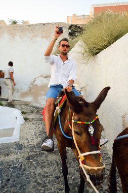 insanlar sokaklarda, Santorini Adası