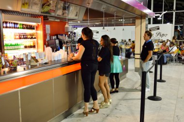 Havaalanı kafe iç.