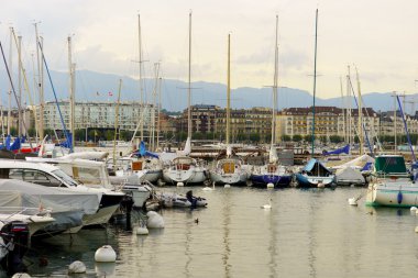 Gölde demirledi tekne