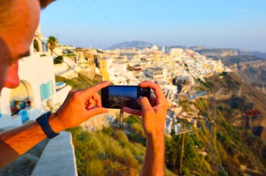 Santorini Adası'nda günbatımı insanlarla tanışmak