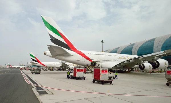 Airbus A380 atracado en el aeropuerto de Dubai — Foto de Stock