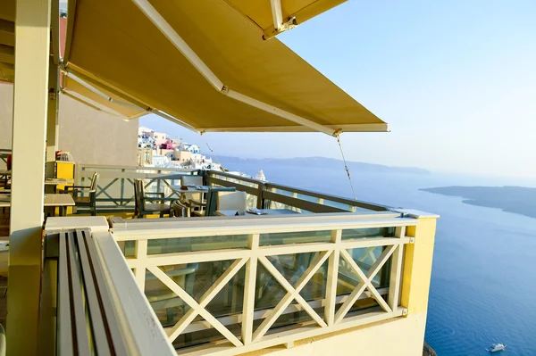 Restaurant en plein air sur l'île de Santorin — Photo