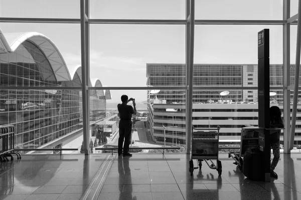 Man taking photos in airport — Stock Photo, Image