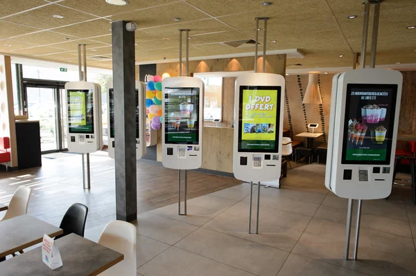 Mcdonald 's restaurant interior. — Stockfoto