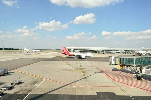 Самолеты в аэропорту Праги — стоковое фото