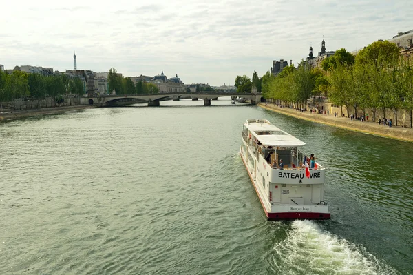 Touristen segeln im Schiff. Paris — Stockfoto