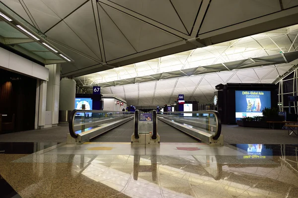Интерьер международного аэропорта Гонконга . — стоковое фото