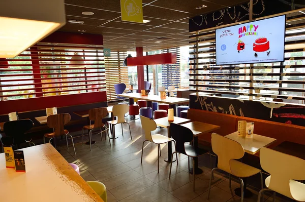 Interior do restaurante McDonald 's — Fotografia de Stock