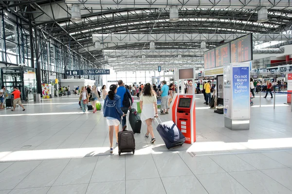 Emberek, a prágai repülőtér — Stock Fotó