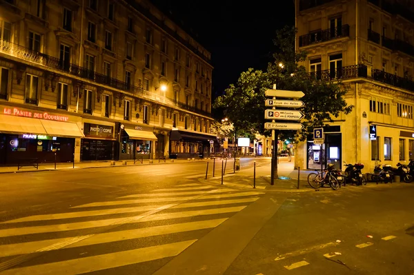 Straten van Parijs bij nacht — Stockfoto