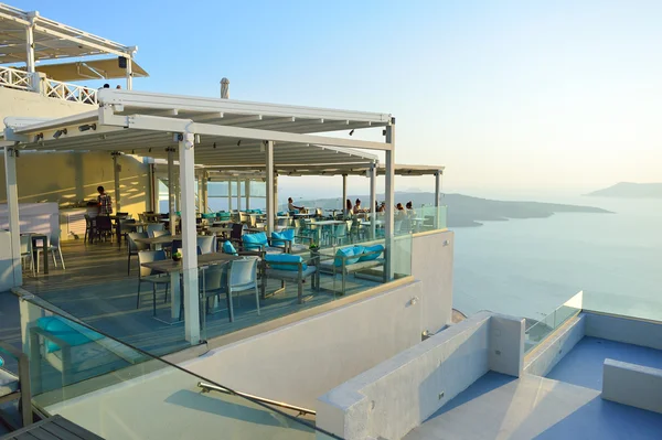 Restaurante ao ar livre na ilha de Santorini — Fotografia de Stock