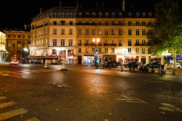 Ruas de Paris à noite — Fotografia de Stock