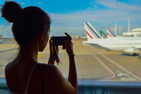 Frau macht ein Foto vom Flughafen Fiumicino — Stockfoto