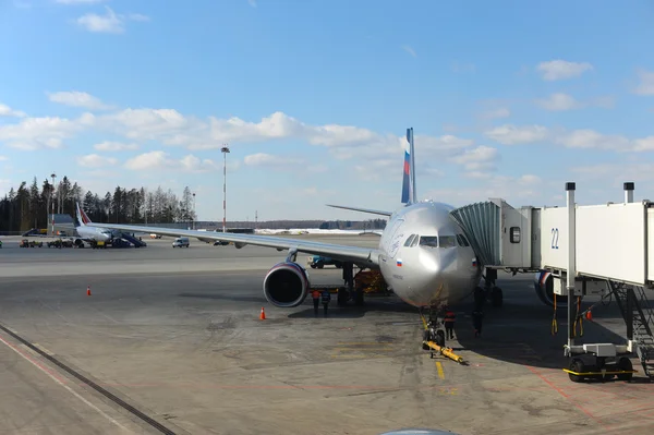 Aeroflot avión atracado en Sheremetyevo aeropuerto — Foto de Stock