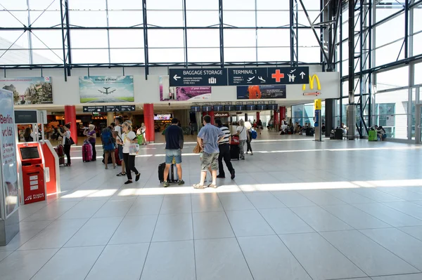 Pessoas no aeroporto de Praga — Fotografia de Stock