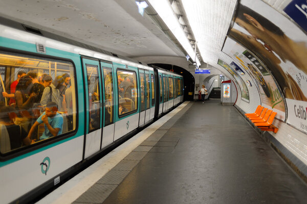 интерьер станции Paris Metropolitain
