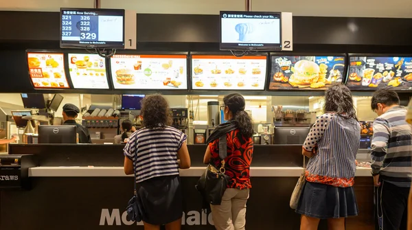 Interior do restaurante McDonald 's — Fotografia de Stock