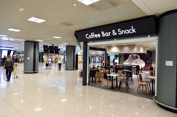 Innenraum eines Cafés im Flughafen — Stockfoto