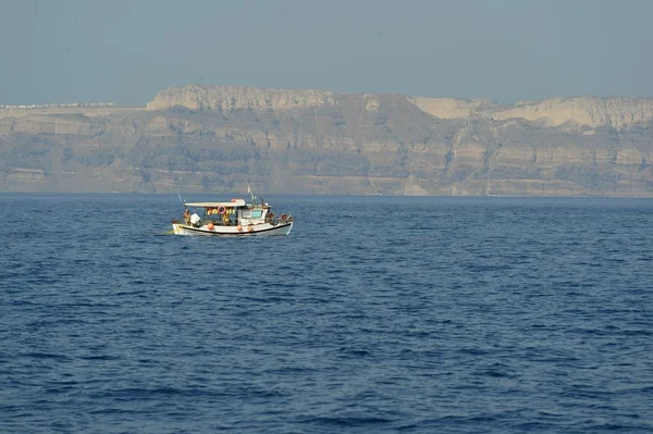 Barco cerca de la costa de Santorini — Foto de Stock