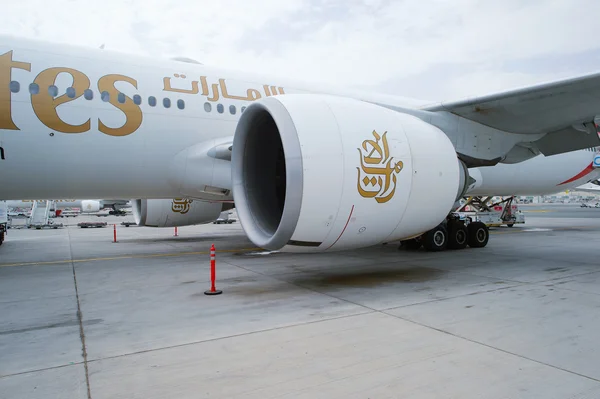 Emirates Boeing 777 in Dubai — Stok fotoğraf
