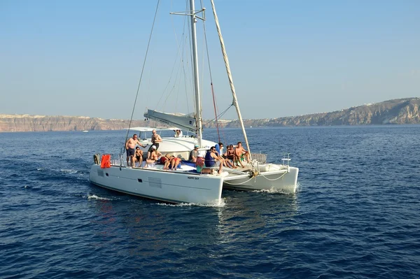 Yacht near Santorini sea coast — Stock Photo, Image