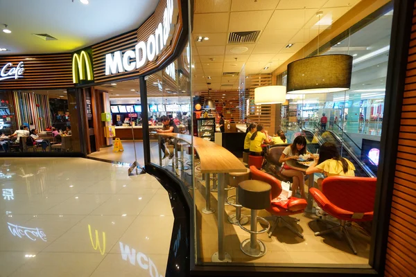 マクドナルドのレストランのインテリア — ストック写真