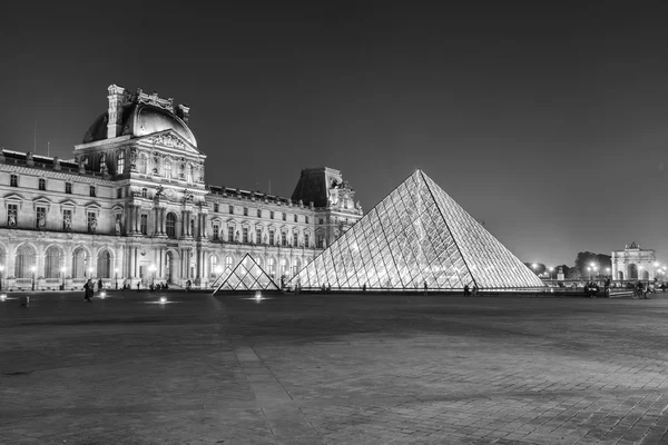 El Palacio del Louvre y la Pirámide — Foto de Stock