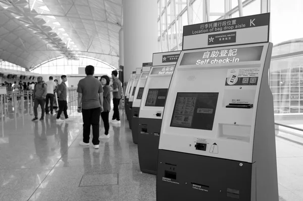 Instalace samoodbavovacích kiosků na letišti — Stock fotografie
