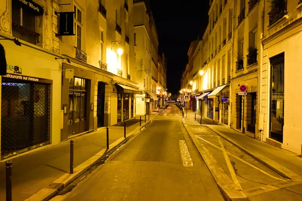 Ruas de Paris à noite — Fotografia de Stock