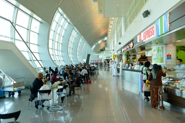 Интерьер международного аэропорта Дубая — стоковое фото