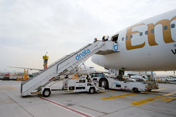 Pasajeros que embarquen en el Emirates Boeing —  Fotos de Stock