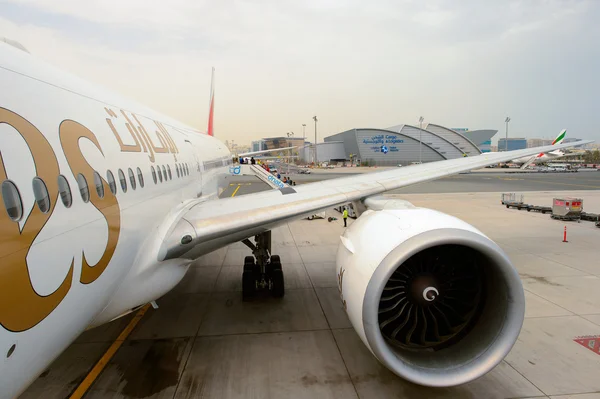 Emirates Boeing 777 in Dubai International Airport — 스톡 사진