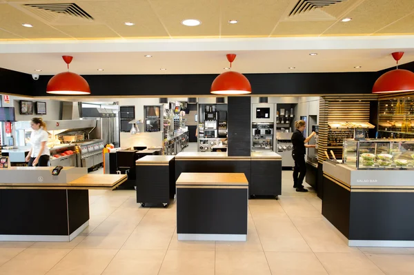 Interior del restaurante McDonald 's . — Foto de Stock