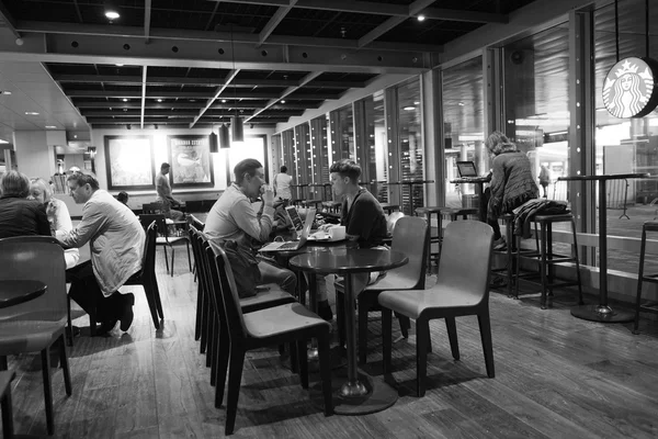 Starbucks Cafe interior em Helsínquia Aeroporto — Fotografia de Stock