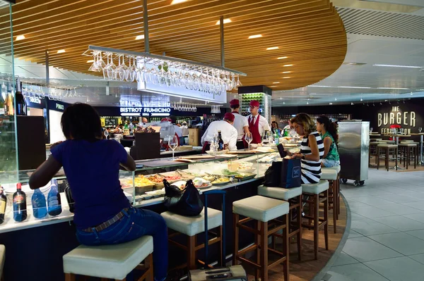 People sitting in bar in Airport — Stockfoto