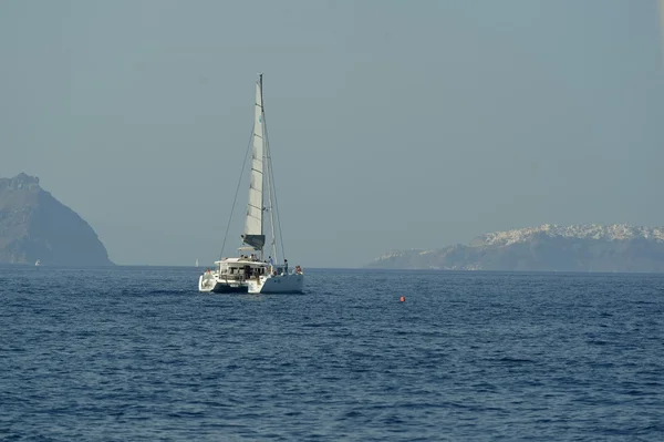Mensen op Yacht in de buurt van Santorini Sea Coast — Stockfoto