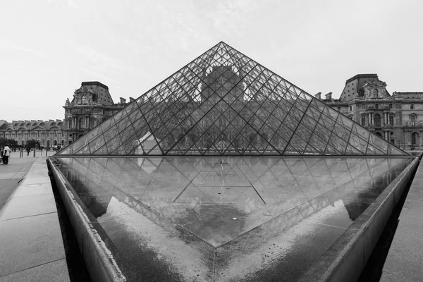 Het Louvre Paleis en de piramide — Stockfoto
