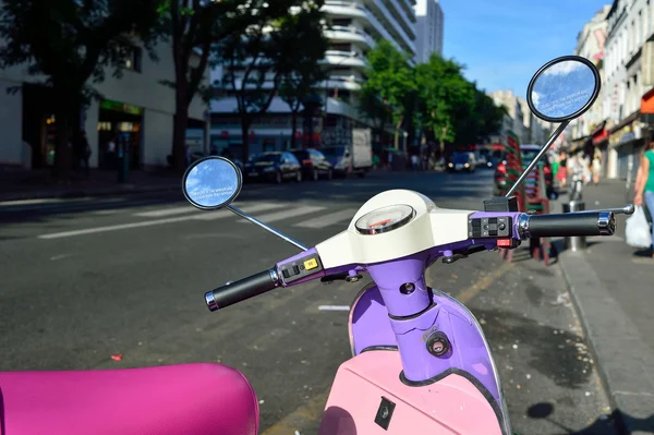 Aparcado scooter de colores brillantes en París — Foto de Stock