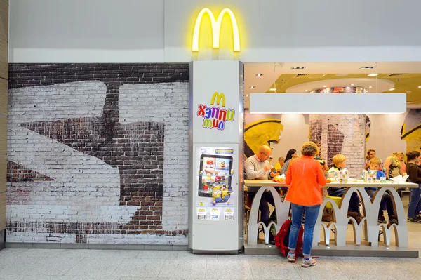 Ristorante McDonald's interno . — Foto Stock