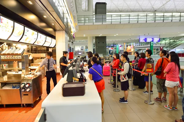 Persone nel ristorante di McDonald — Foto Stock